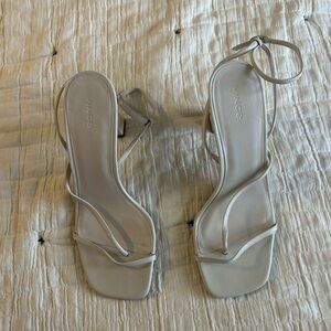 Iike new Vince Quiana sandals